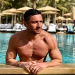 Лазарев похвастался спортивным телом
