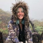 Алеся Кафельникова танцует с жителем Бали