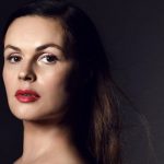 Екатерина Андреева показала, как оздоравливает кожу глиной