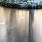 Водолазы будут искать провалившихся под лед мужчин на озере Черное
