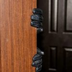Ищут грабителей, которые проникли в банк по канализационной трубе