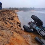 В реке под Лоевом нашли трактор с трупом