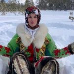 Телеведущая Екатерина Андреева занимается йогой даже посреди тайги