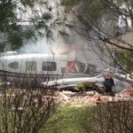 Двухмоторный самолет упал на жилой дом