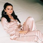 Селена Гомес надела розовую пижаму для съемок в гигантской постели