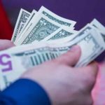 Водитель предложил инспектору 10 долларов за «благоприятное решение вопроса»