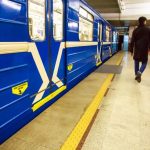 На станции метро «Площадь Победы» курица убежала от хозяйки и скрылась в туннеле