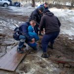 Школьника засосало в яму с грязью во дворе дома