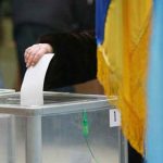 Киевляне активно голосуют, обсуждая ночное заседание суда о снятии Зеленского с выборов