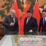 Лукашенко показали макеты стадиона и бассейна, которые китайцы подарят Минску