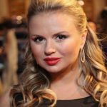 Анна Семенович показала себя поклонникам в черном боди