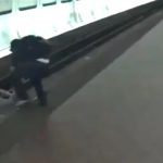 Упавшего на колею слепого мужчину вытащили за секунды до прибытия поезда