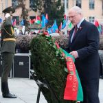 Лукашенко возложил венок к монументу Победы