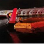 Пассажирский Boeing упал в реку в США