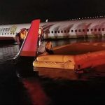 Стало известно о госпитализации пассажиров с упавшего в реку Boeing 737