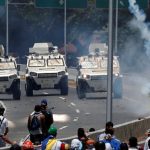 В Венесуэле военный автомобиль въехал в толпу протестующих