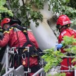 В Германии самолет с людьми застрял на дереве