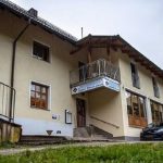 В пансионате трех человек убили из арбалета