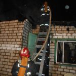 Ночью в одном из частных домой в Орше произошел пожар: горящий дом семья покинула самостоятельно