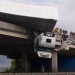 В Венгрии фура попала в ДТП на мосту и повисла в воздухе