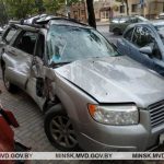 Водитель Subaru снес светофор и разбил четыре легковушки в Минске