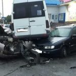 В Мозыре после аварии маршрутка «запрыгнула» на капоты сразу двух авто