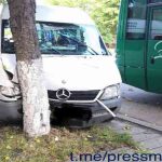 В Барановичах маршрутка влетела в дерево. Пять человек в больнице