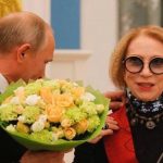 Упала со сцены. Легендарная актриса попала в реанимацию