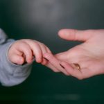 Женщина закрыла ребенка в камере хранения