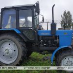 Отец с сыном «обули» личный трактор за казенный счет