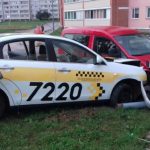 В Орше такси протаранило припаркованные машины и снесло столб