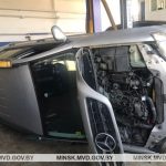 Внедорожник упал на 20-летнего автослесаря в здании СТО под Минском