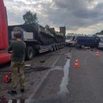 Массовое ДТП в Украине: в грузовик с военной техникой врезались три авто, одно из них – из Минска