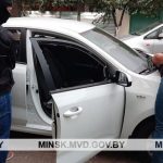 В Минске с СОБРом задерживали мошенника, продававшего поддельные айфоны