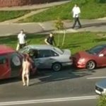 Голый мужчина бегал по улице после ДТП в Минске