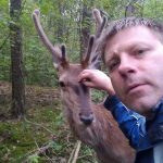 Дикий олень два часа «собирал грибы» вместе с парнями из Жлобина