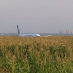 Под Москвой пассажирский самолет сажали в поле
