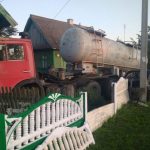 Под Пружанами «Камаз» ударил «Опель», снес забор и врезался в дом