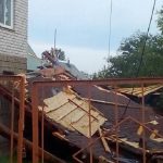 Сорваны крыши, повалены деревья и заборы: последствия бури в Глубоком