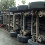 В Витебске на перекрестке упал грузовик с прицепом