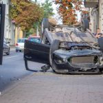 В центре Гродно автобус с пассажирами попал в серьезную аварию. Ford перевернулся на тротуаре