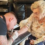 94-летняя прабабушка сделала татуировку в память об умершем муже