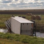 Под Жлобином грузовик с продуктами опрокинулся в мелиоративный канал