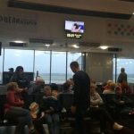 «Рейсы отложены, дети спят на полу, еду и воду купить нельзя». В минском аэропорту 4 часа не было света