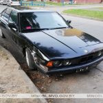 В Молодечно пьяный бесправник на угнанном BMW проехал 4 метра, задел два авто и уснул в салоне