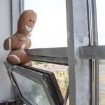 Трехлетний малыш выпал из окна многоэтажки в Минске