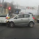 В Гомеле такси на высокой скорости вылетело на красный и протаранило Opel