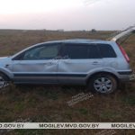 «Отвлеклась»: под Мстиславлем автоледи на Ford вылетела в поле – пострадали пассажиры