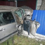 В Ельске «Ауди» влетела в забор: водителя вытаскивали спасатели