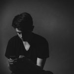 Австралийские ученые выяснили, что использование смартфонов приводит к появлению у человека рогов